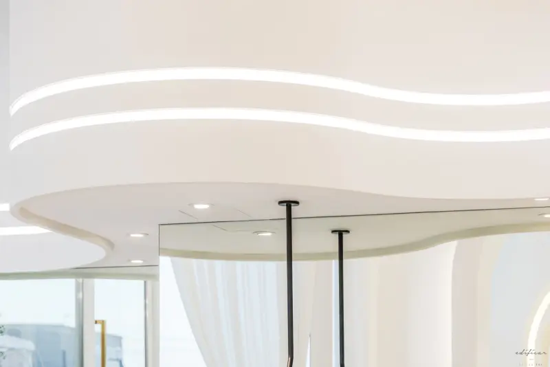 물결치는 LED 라인이 돋보이는 모던 천장 디테일